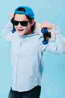 Free photo medium shot of modern boy with skateboard and sunglasses