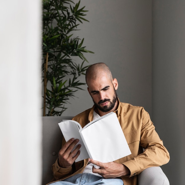 Free photo medium shot modern man reading