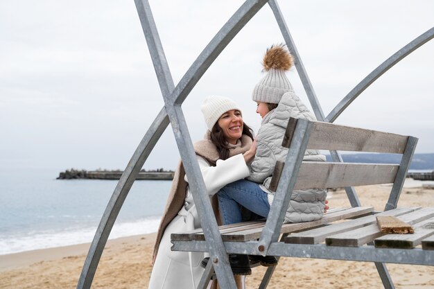 무료 사진 중간 샷 어머니와 해변에서 아이