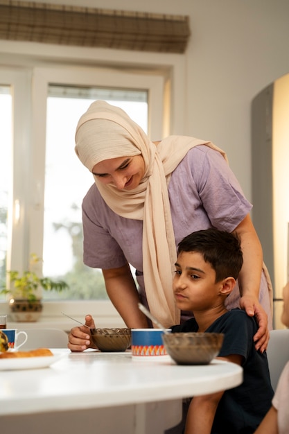 Foto gratuita madre e ragazzo di tiro medio a casa