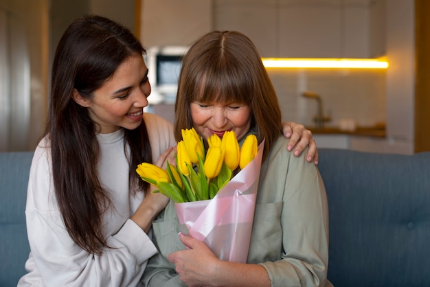 Foto gratuita madre e figlia del colpo medio