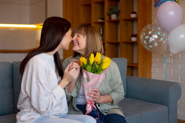 Foto gratuita madre e figlia del colpo medio