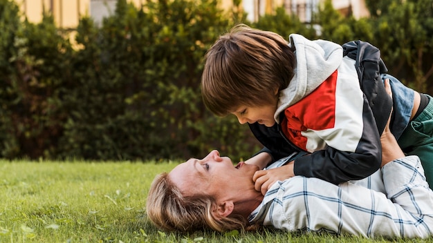 Foto gratuita bambino della holding della madre del colpo medio