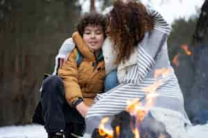 Free photo medium shot mother holding kid