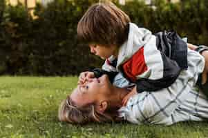 Foto gratuita figlio della holding della madre del colpo medio