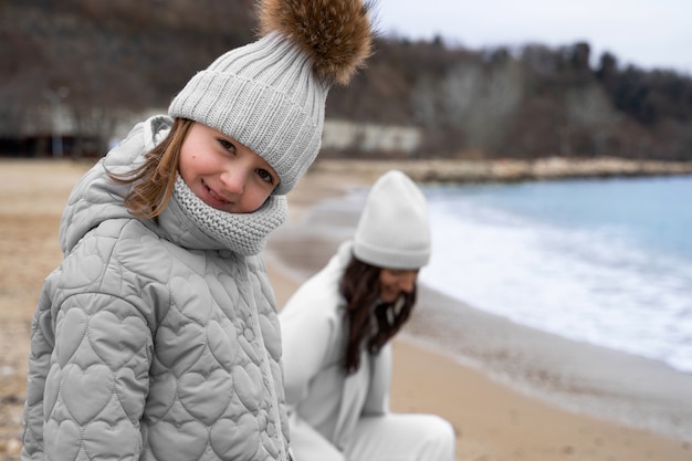 Foto gratuita madre e bambino del colpo medio alla spiaggia