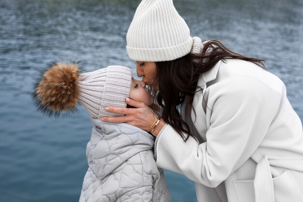 Foto gratuita madre e bambino del colpo medio alla spiaggia