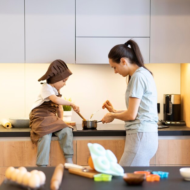 ミディアムショットの母と子の料理