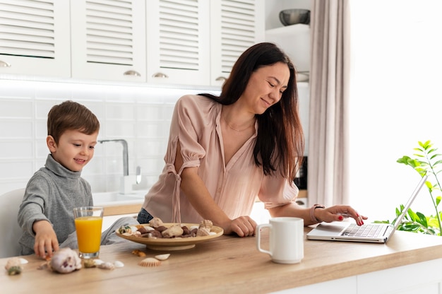 Free photo medium shot mother and kid at home