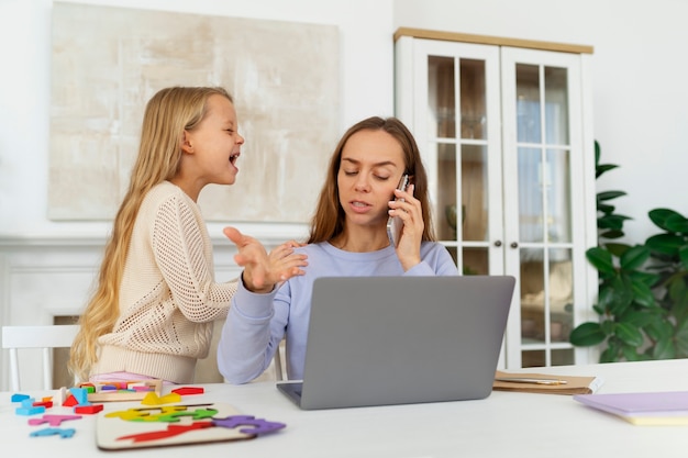 Foto gratuita madre e figlio a tiro medio a casa