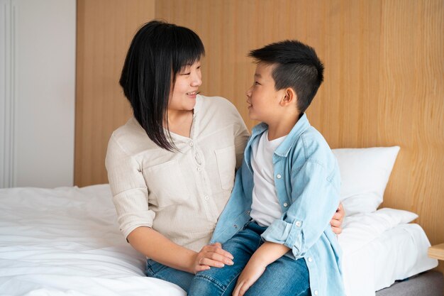 ミディアム ショットの母と子屋内