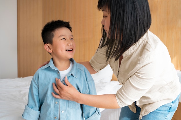 Foto gratuita madre e figlio a tiro medio