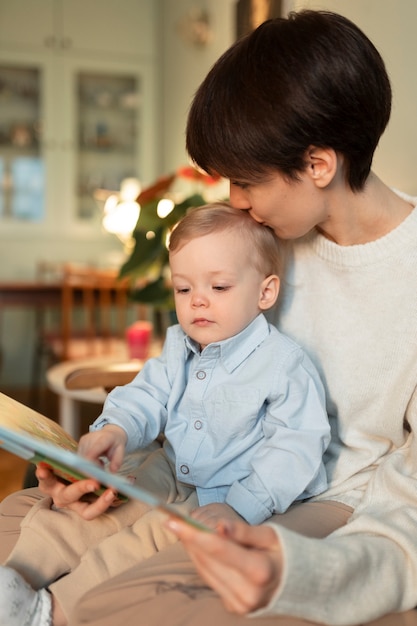 Foto gratuita madre del colpo medio che bacia il bambino sulla testa