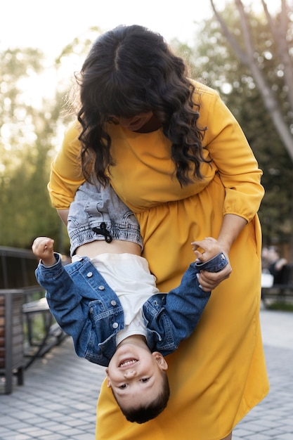 Madre del tiro medio che gioca con il ragazzo