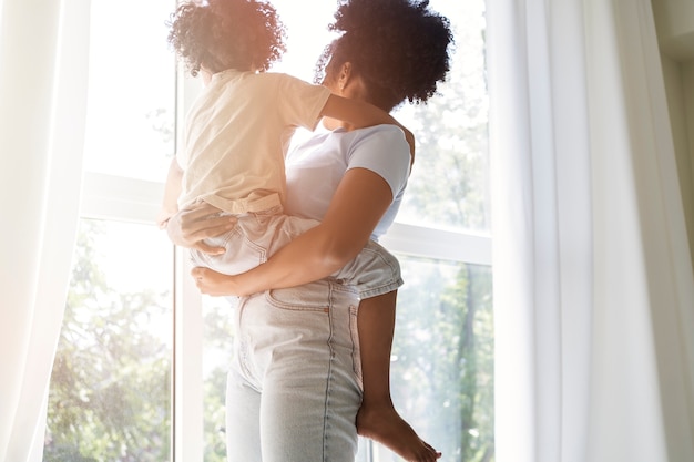 Foto gratuita madre di tiro medio che gioca con il bambino