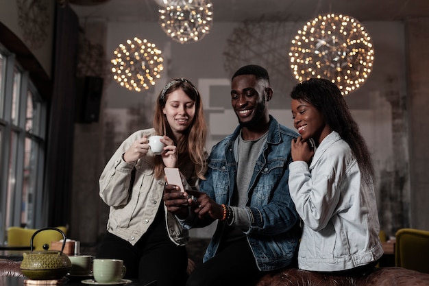 Primo piano di amici multiculturali