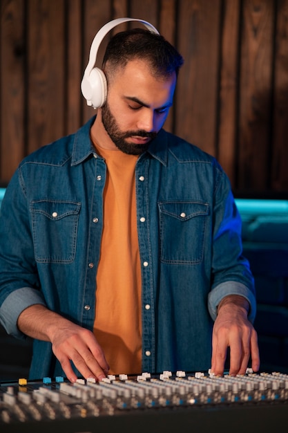 Free photo medium shot musician wearing headphones