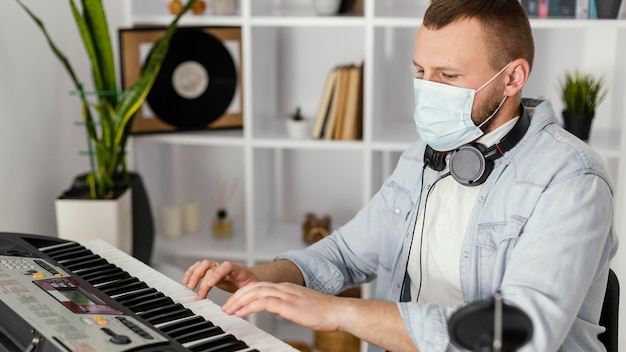 Free photo medium shot musician wearing mask