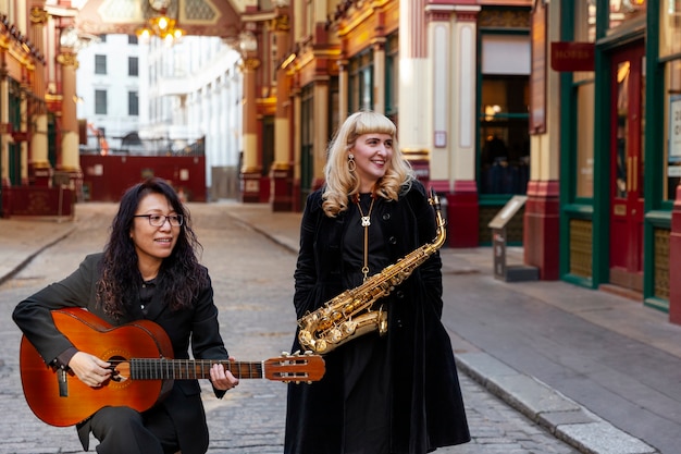 Foto gratuita musicisti di tiro medio che fanno musica jazz all'aperto