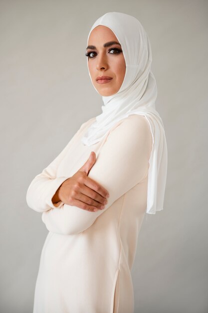 Мусульманка среднего роста в хиджабе