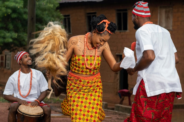 Foto gratuita ballerini nigeriani di tiro medio