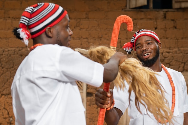 Foto gratuita uomini nigeriani a tiro medio