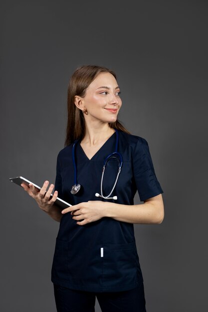 Медсестра среднего роста держит планшет