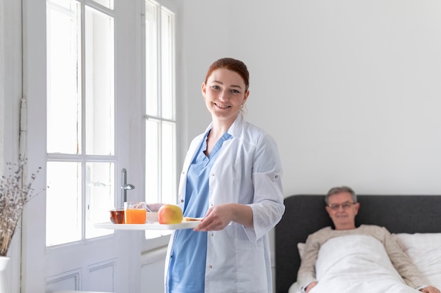 Free photo medium shot nurse holding tray