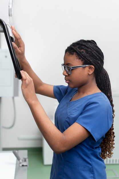 Free photo medium shot nurse preparing machine for scanning