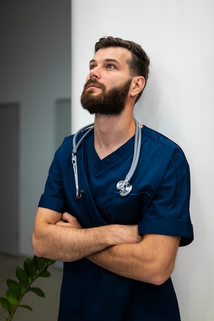 Free photo medium shot nurse wearing stethoscope