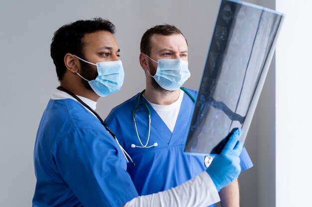 Медсестры среднего размера смотрят на рентгенографию
