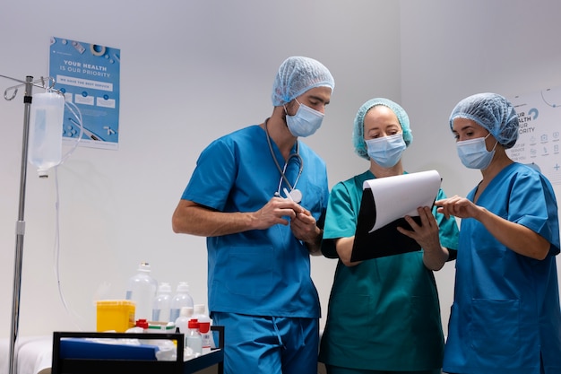 Free photo medium shot nurses wearing masks