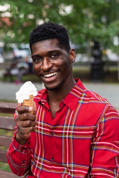 Средний снимок человека, наслаждающегося мороженым