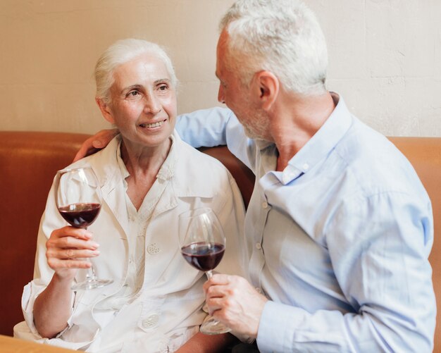 무료 사진 와인을 마시는 중간 샷 오래 된 커플