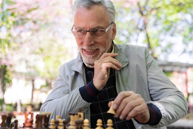 중간 샷 노인 체스