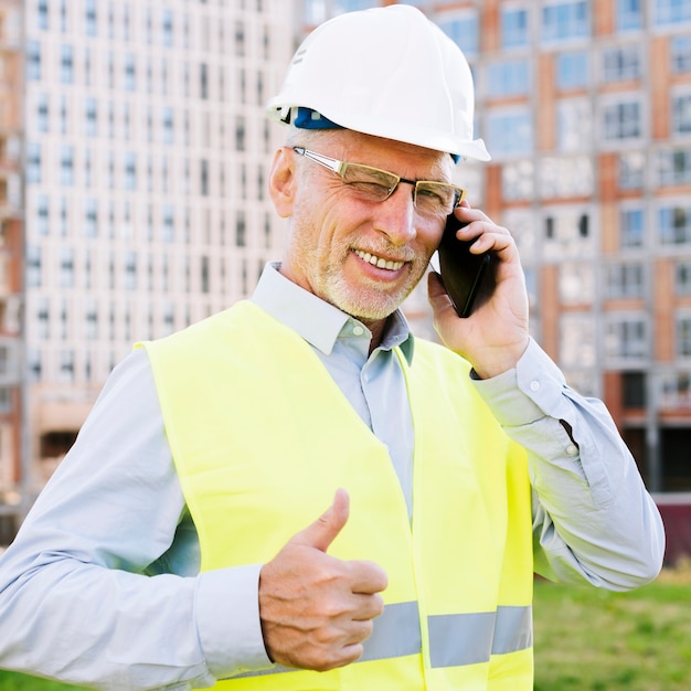 Foto gratuita colpo medio vecchio con telefono mostrando approvazione