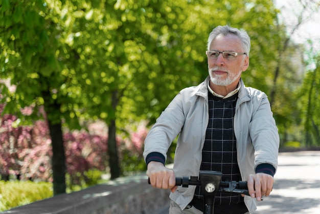 Free photo medium shot old man with scooter