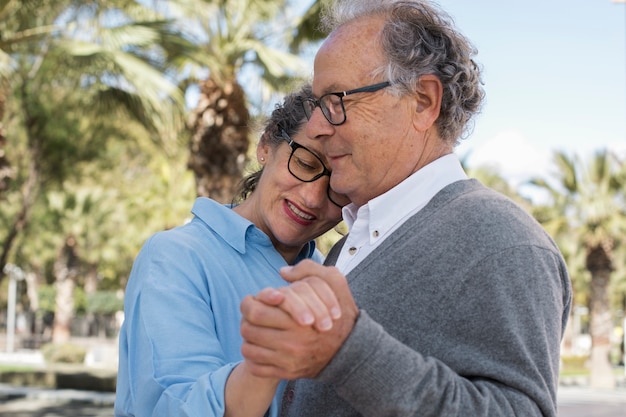 Free photo medium shot old people dancing