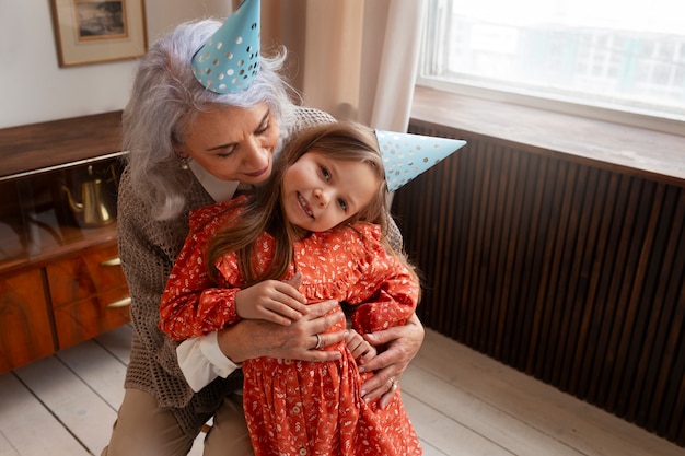 無料写真 誕生日を祝うミディアムショットの老婆と少女