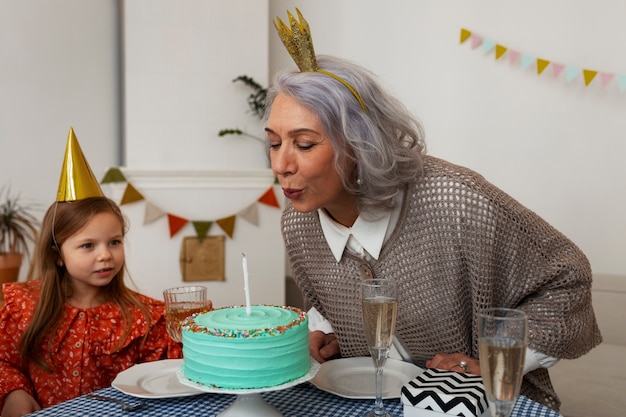 Средний план пожилая женщина и девушка празднуют день рождения