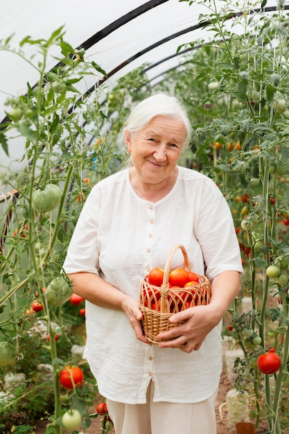 Free photo medium shot old woman holding basket