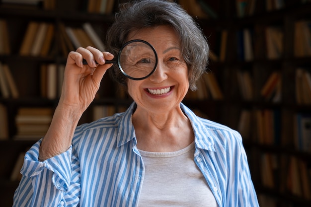 Free photo medium shot old woman in library