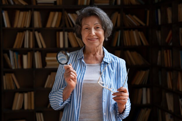 Medium shot old woman in library