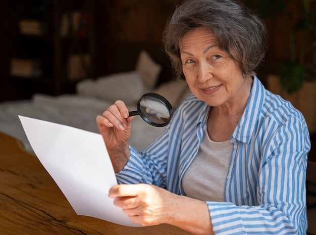 Free photo medium shot old woman in library