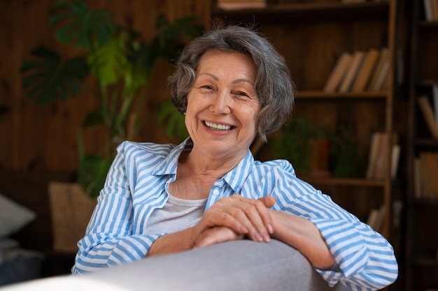 Foto gratuita donna anziana del colpo medio in biblioteca