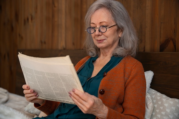 Free photo medium shot old woman in library