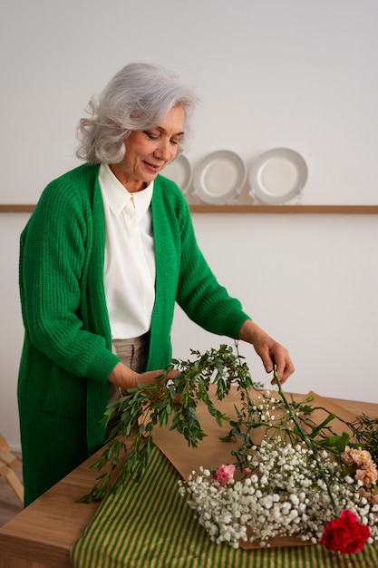 植物の世話をする中等身長の老婦人