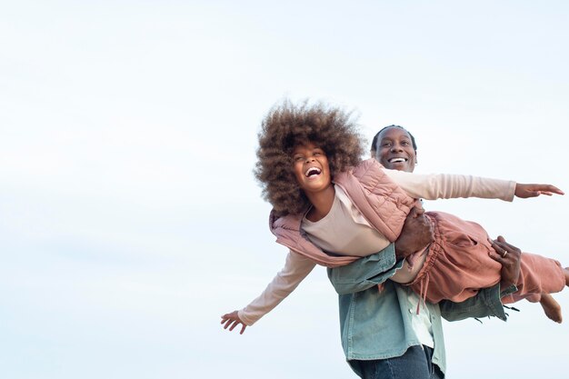 Foto gratuita genitore di tiro medio che si diverte con il bambino