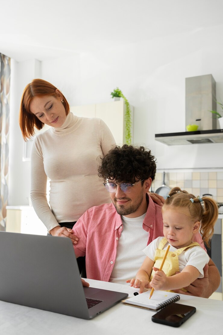 Free Photo medium shot parents and kid at home