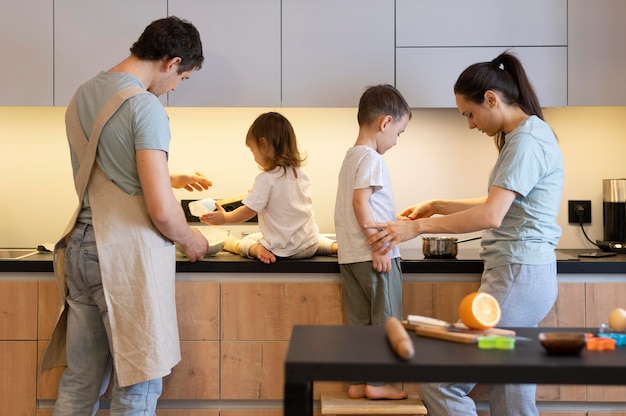 キッチンでミディアムショットの親と子供